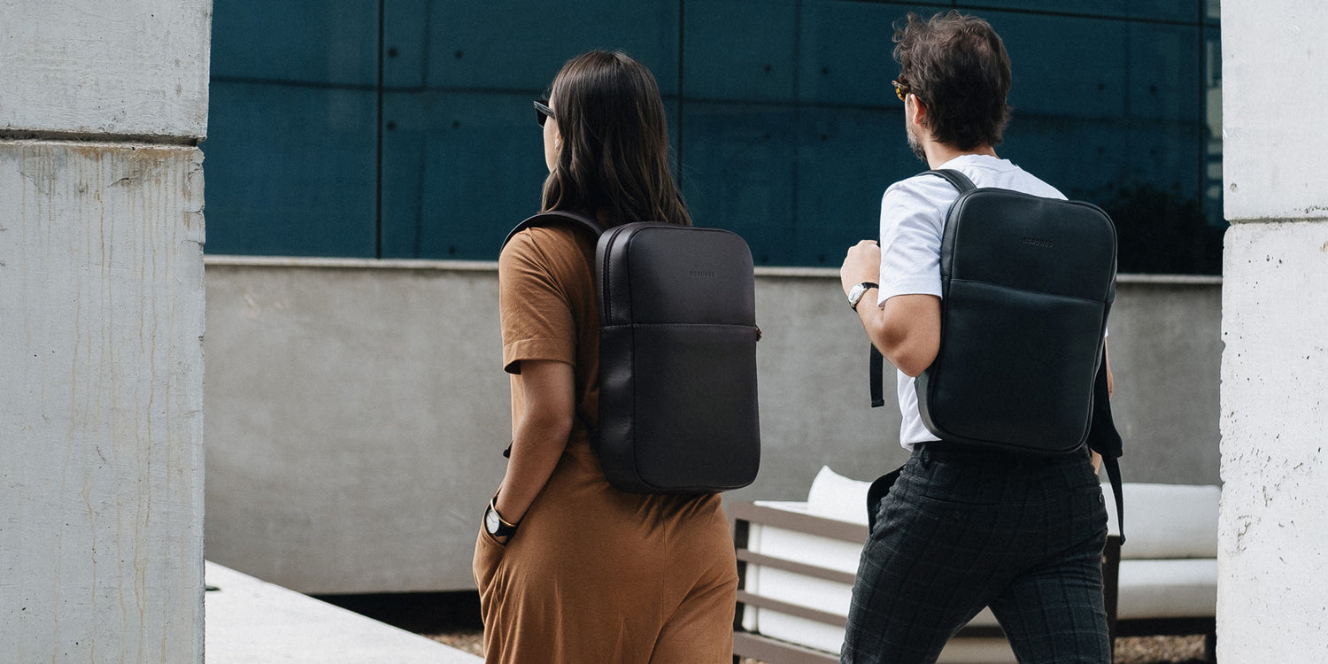 Imagem frontal das mochilas Slim Workplace NW108 café e preta, design retangular minimalista em couro premium