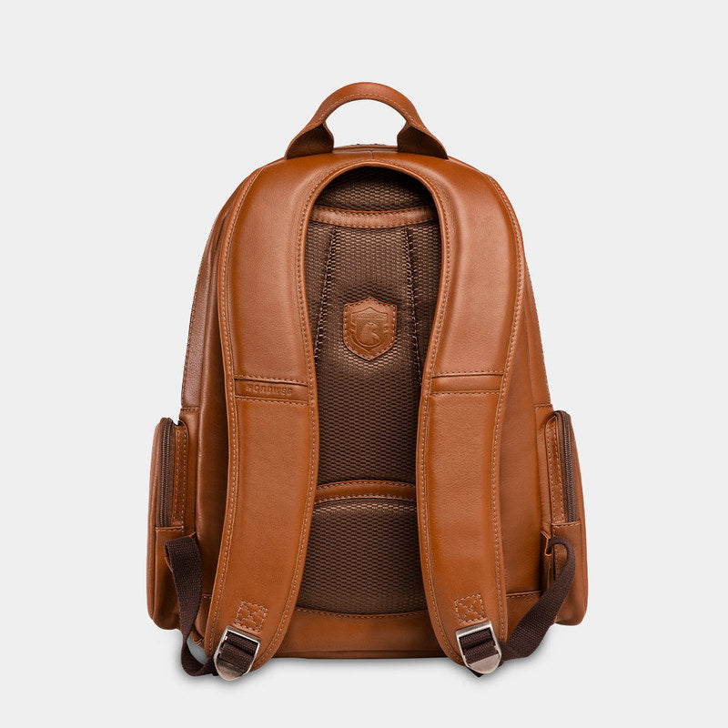 Mochila de couro para notebook NW072B na cor caramelo — vista traseira com alças de ombro