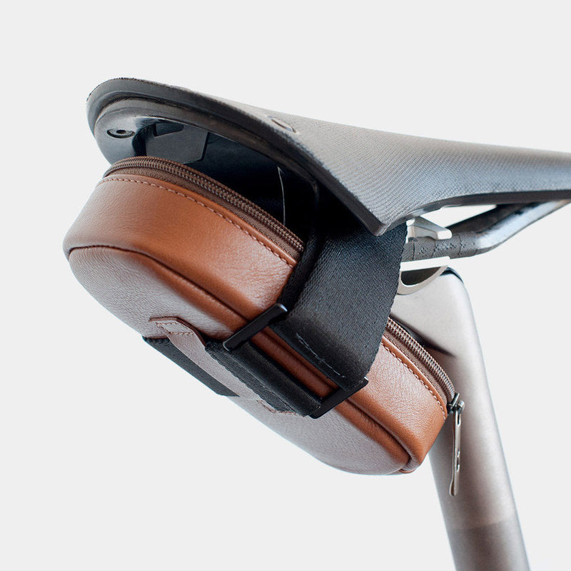 Saddle bag de couro para bicicleta Nordweg Serra NW090 na cor caramelo — instalado no selim da bicicleta