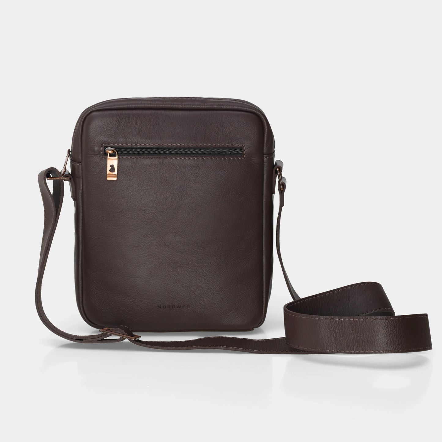 Vista frontal da Bolsa de couro para iPad Nômade NW091A na cor café, com bolso frontal de zíper, logo Nordweg gravado no couro e alça transversal ajustável