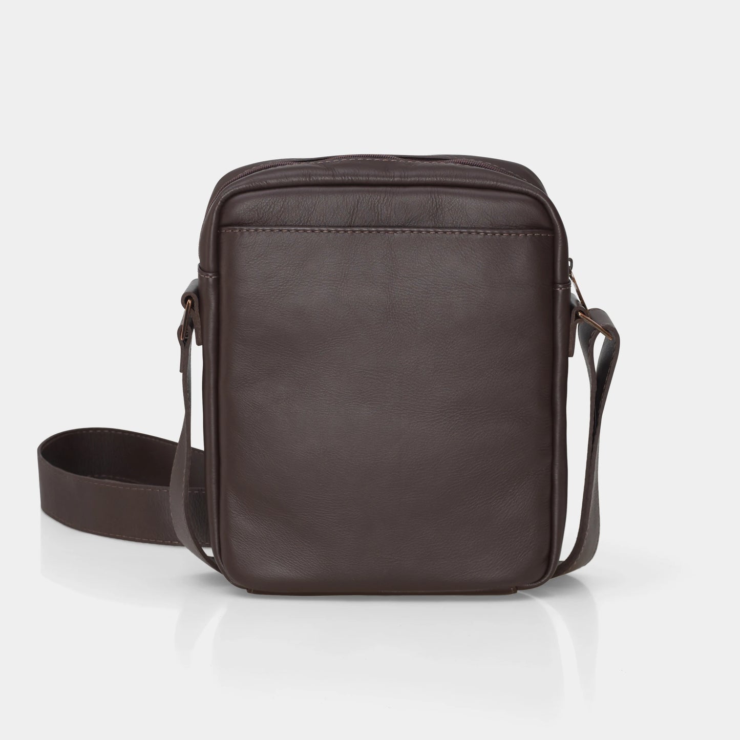 Vista traseira em ângulo da Bolsa de couro para iPad Nômade NW091A na cor café, com bolso traseiro e alça transversal de couro