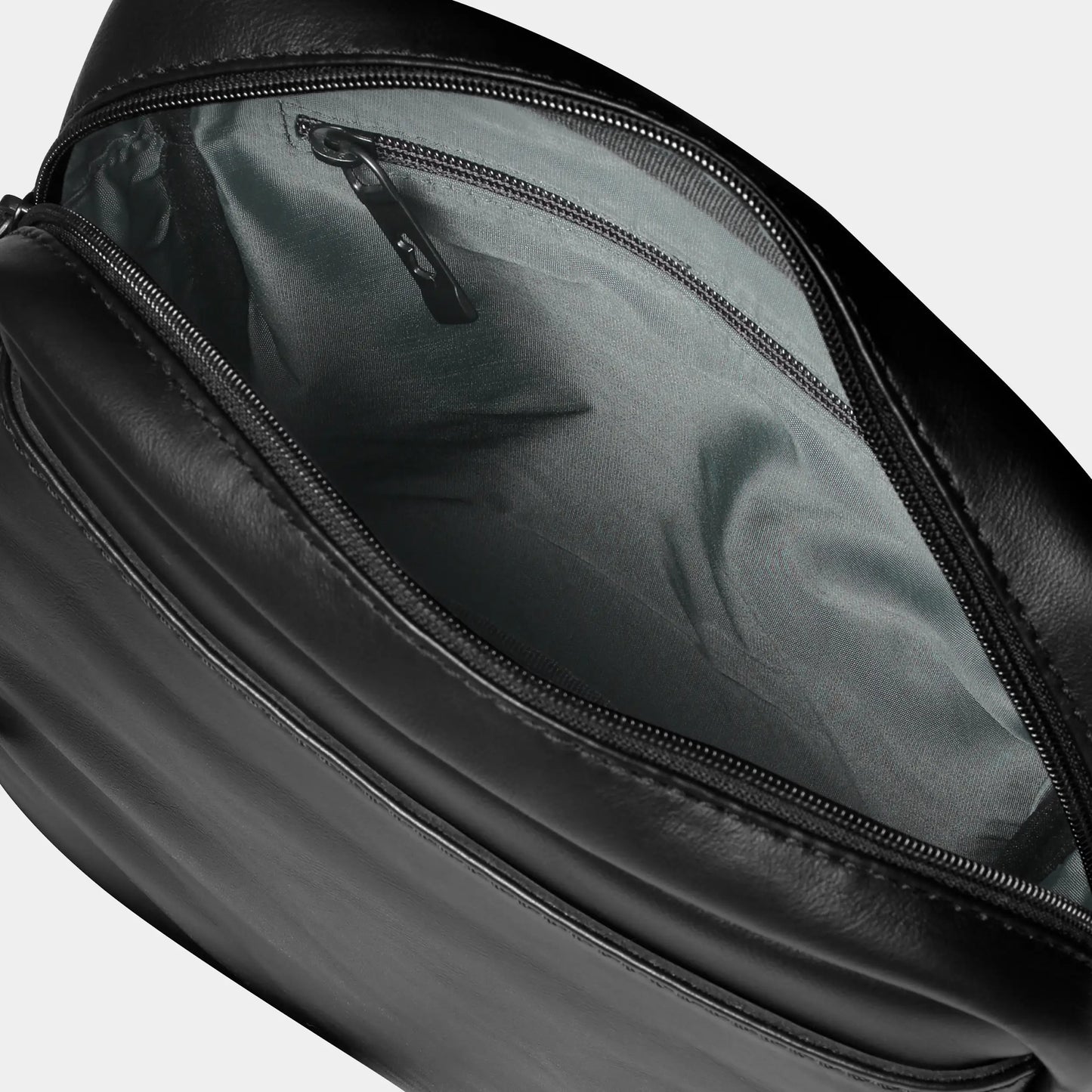 Interior da Bolsa de couro para iPad Nômade NW091A na cor preto, com forro cinza em tecido e bolso interno de zíper