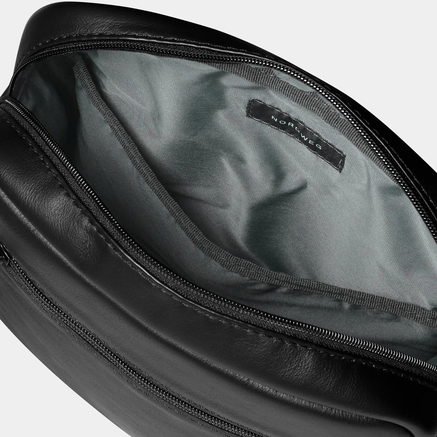 Interior da Bolsa de couro para iPad Nômade NW091A na cor preto, com forro cinza em tecido e etiqueta Nordweg costurada