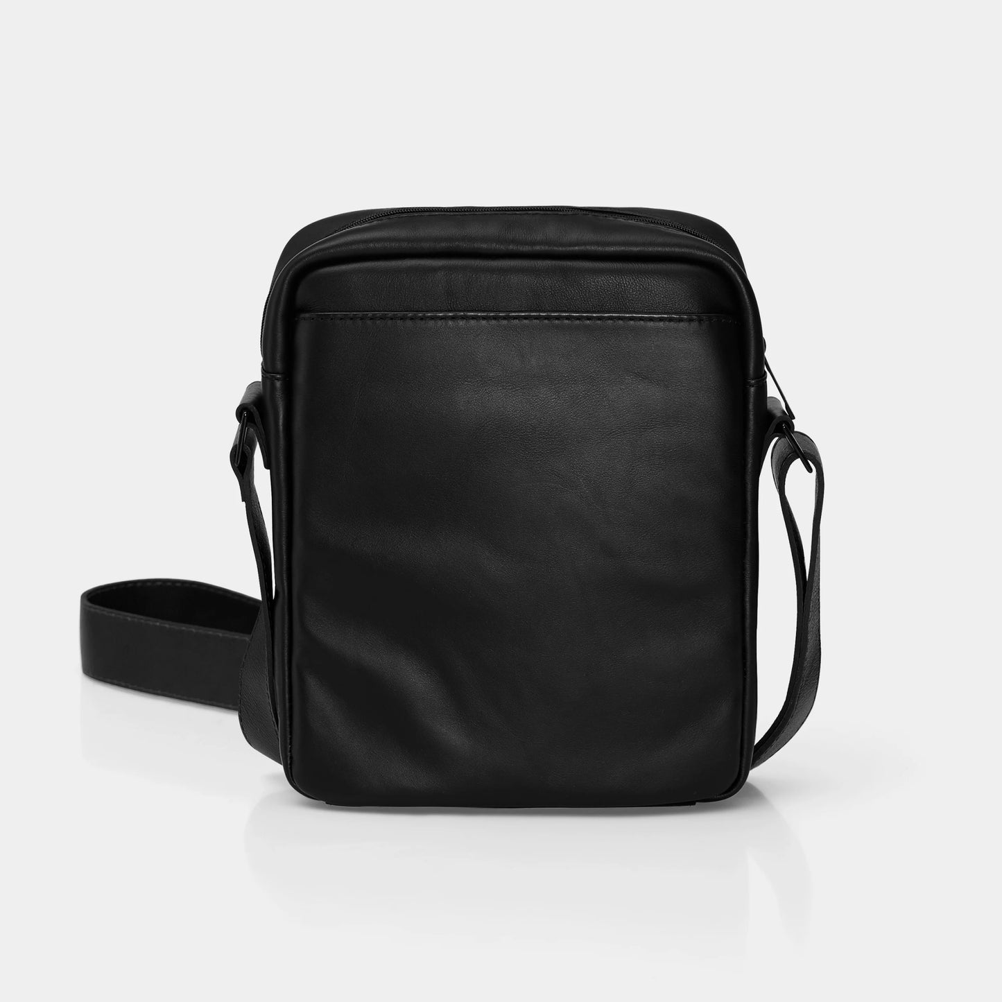 Vista traseira em ângulo da Bolsa de couro para iPad Nômade NW091A na cor preto, com bolso traseiro e alça transversal de couro