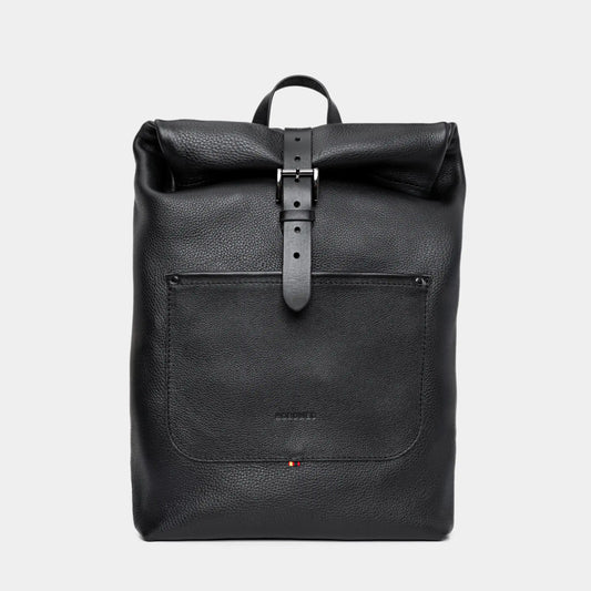 Mochila de couro Legacy Nordweg Coal – vista frontal com roll-top e fivela em metal