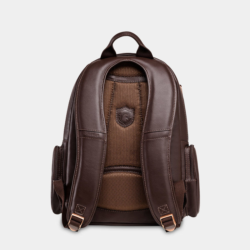 Mochila de couro para notebook NW072B na cor café — vista traseira com alças de ombro