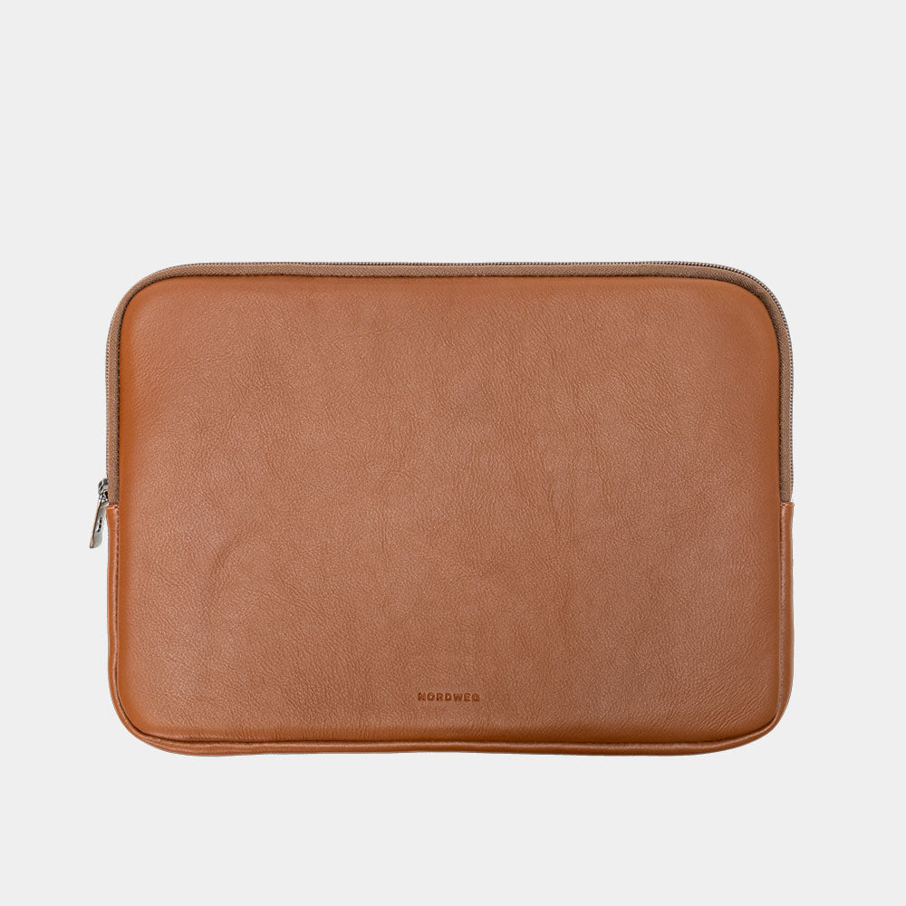 Case de couro para notebook Nômade NW086A na cor caramelo — vista frontal do case fechado