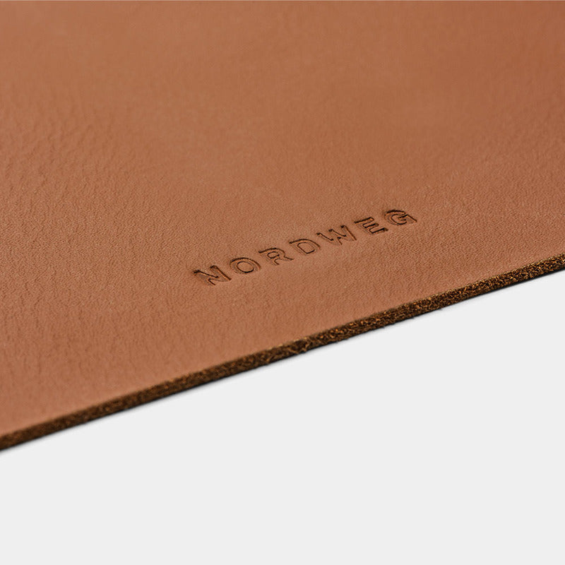 Desk pad de couro Workplace NWA07 na cor caramelo — detalhe do couro e do acabamento das bordas