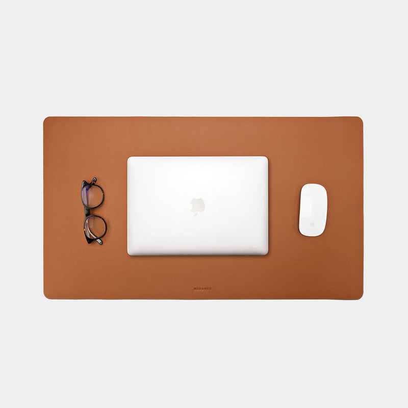 Desk pad de couro Workplace NWA07 na cor caramelo — vista superior com objetos de trabalho sobre o desk pad