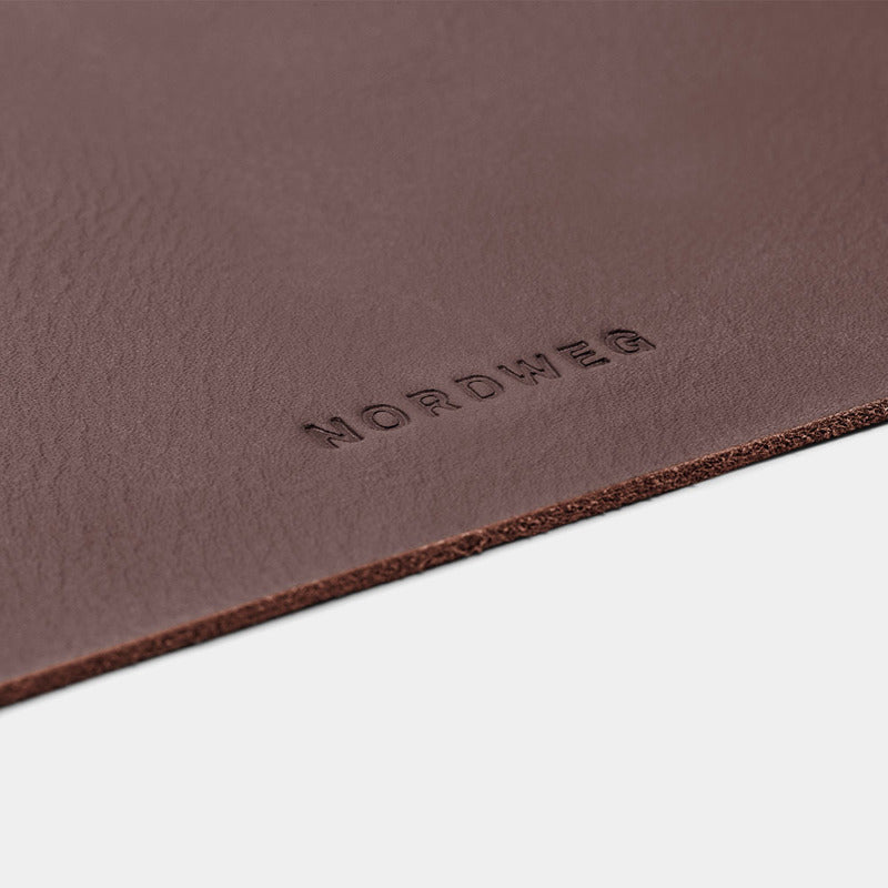 Desk pad de couro Workplace NWA07 na cor café — detalhe do couro e do acabamento das bordas