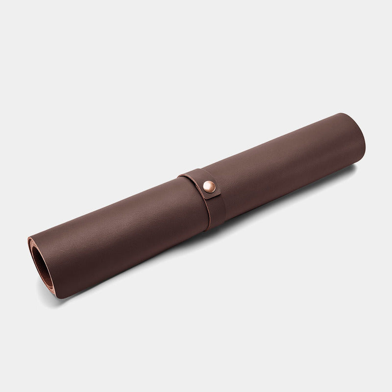 Desk pad de couro Workplace NWA07 na cor café — desk pad enrolado