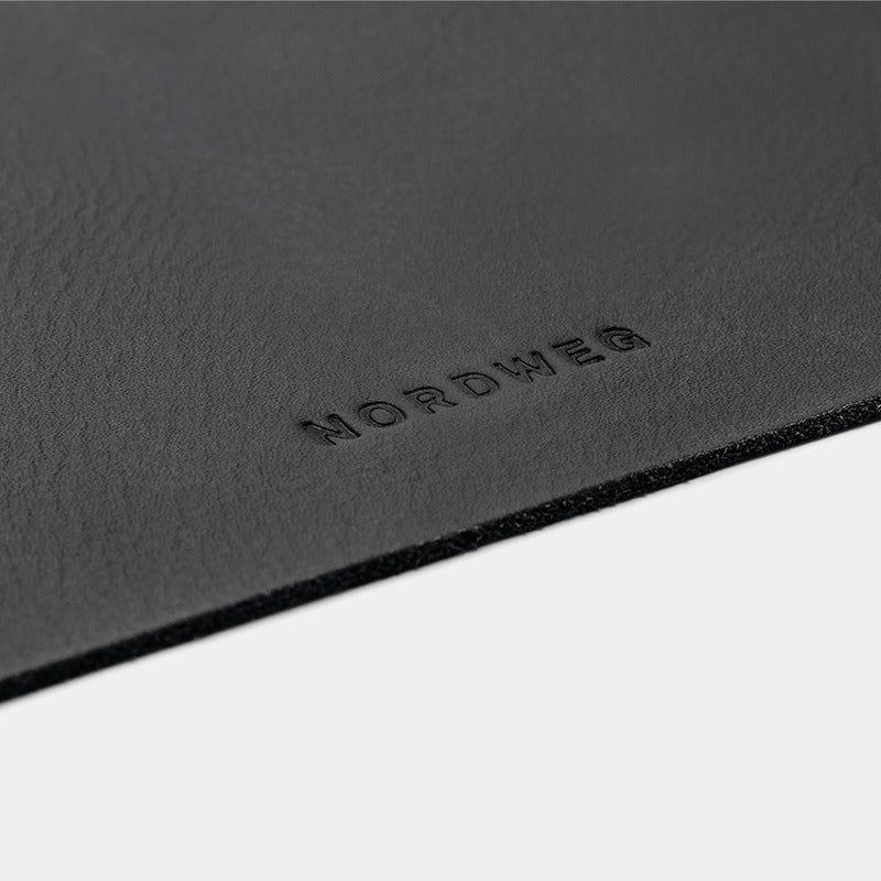 Desk pad de couro Workplace NWA07 na cor preto — detalhe do couro e do acabamento das bordas